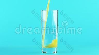 4K果橙多果汁冷饮料特写镜头，在演播室里把它画成玻璃蓝色背景